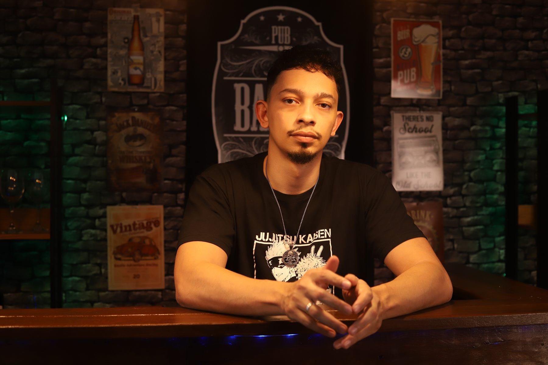 Floriano Silva em um ambiente de bar